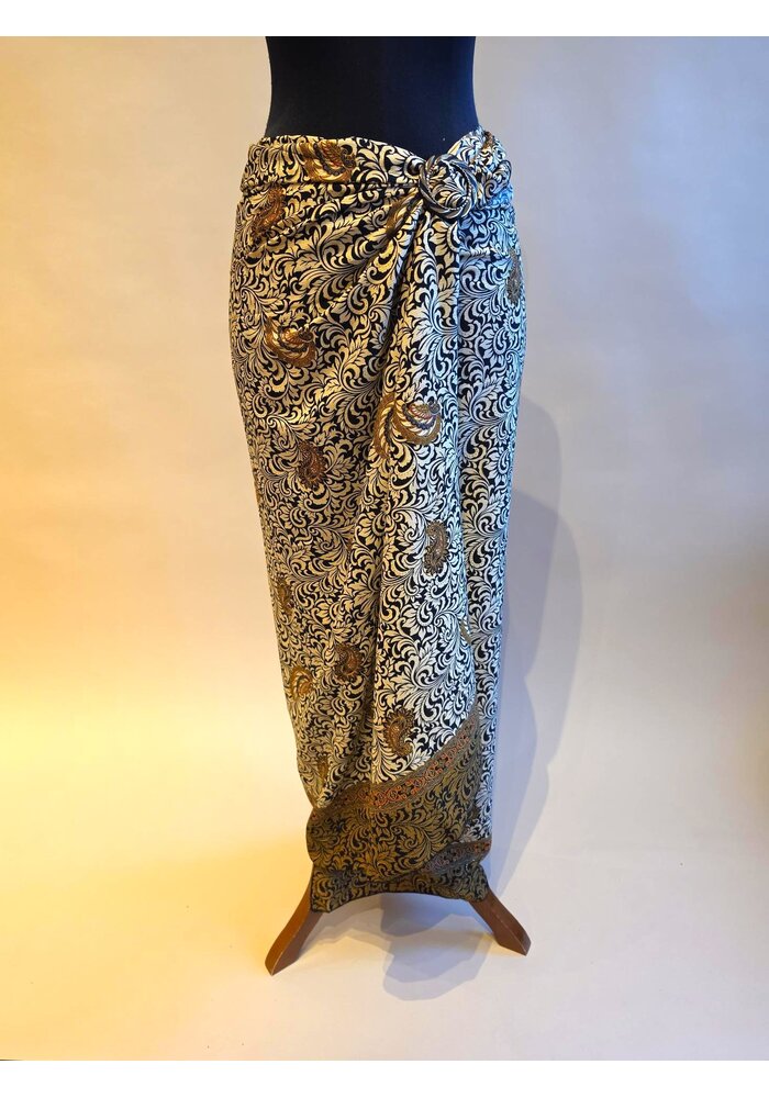 Kebaya Kartini beige met bijpassende wikkel rok
