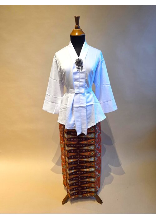 Kebaya Kartini wit met bijpassende sarong