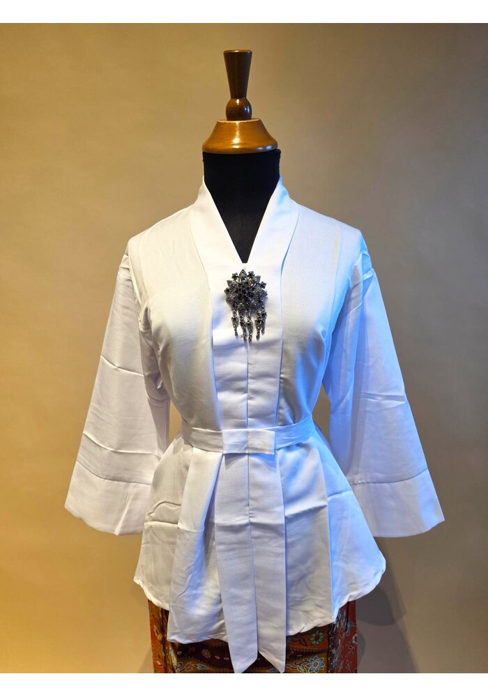 Kebaya Kartini wit met bijpassende sarong