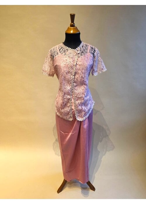 Kebaya roze korte mouw met bijpassende wikkel rok