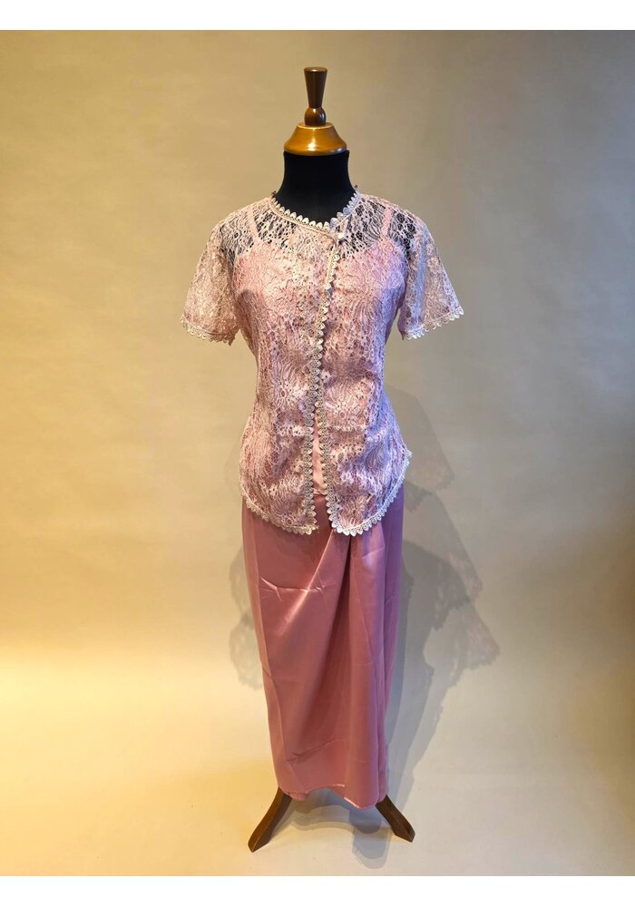 Kebaya roze korte mouw met bijpassende wikkel rok