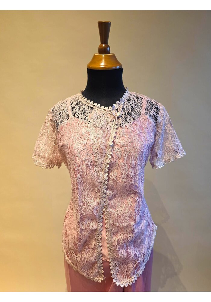 Kebaya roze korte mouw met bijpassende wikkel rok