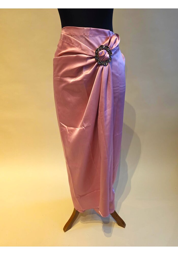 Kebaya roze korte mouw met bijpassende wikkel rok