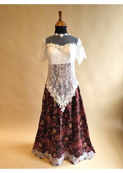 Bruidskebaya mordern bordaux met bijpassende rok batik