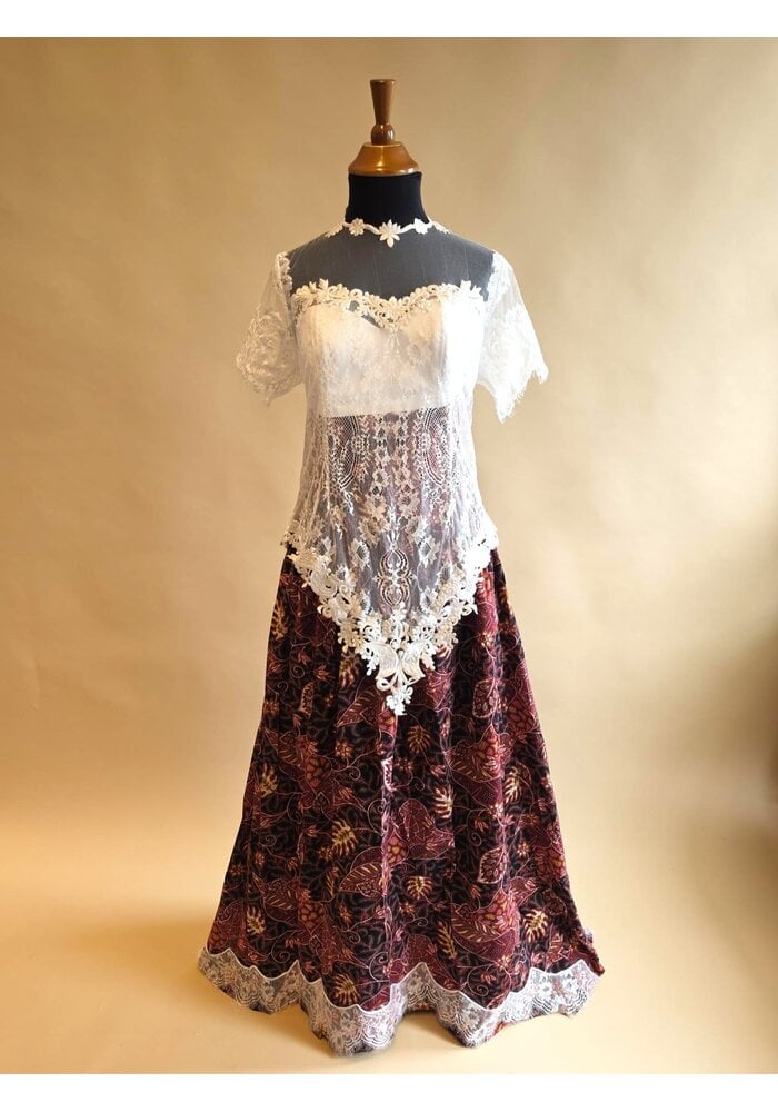 Bruidskebaya mordern bordaux met bijpassende rok batik