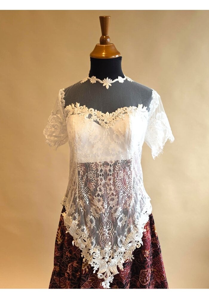 Bruidskebaya mordern bordaux met bijpassende rok batik