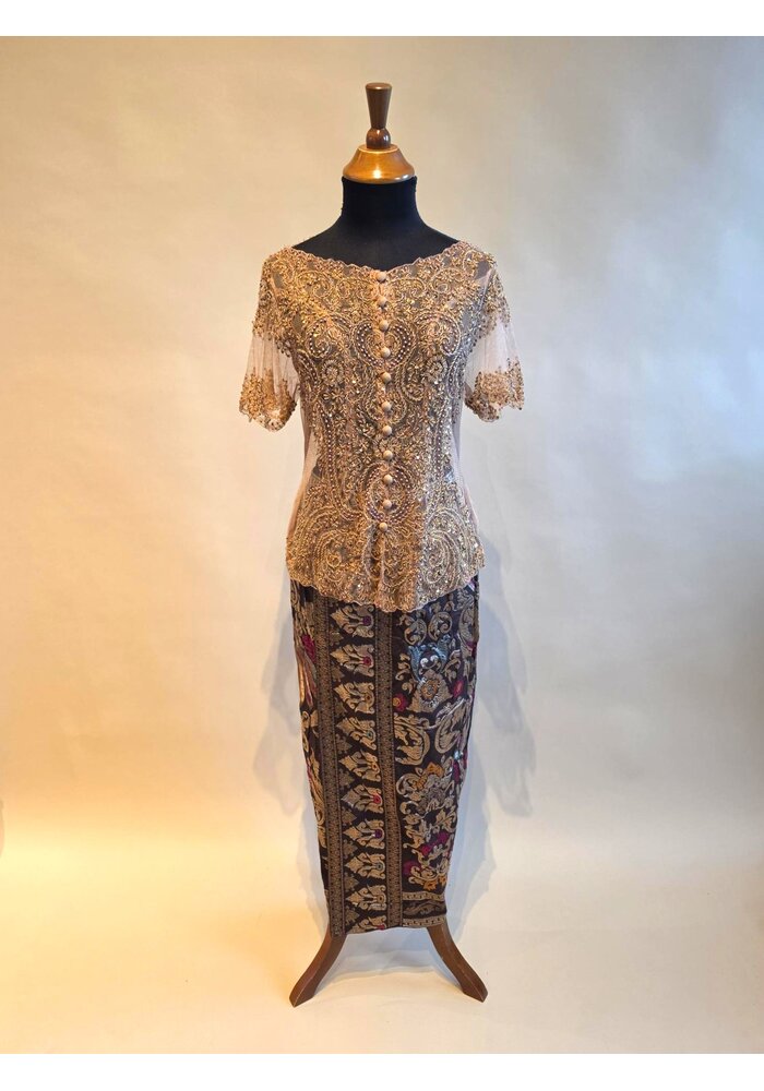 Kebaya glamour goud kortemouw met bijpassende sarong songket