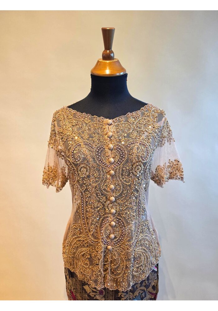 Kebaya glamour goud kortemouw met bijpassende sarong songket