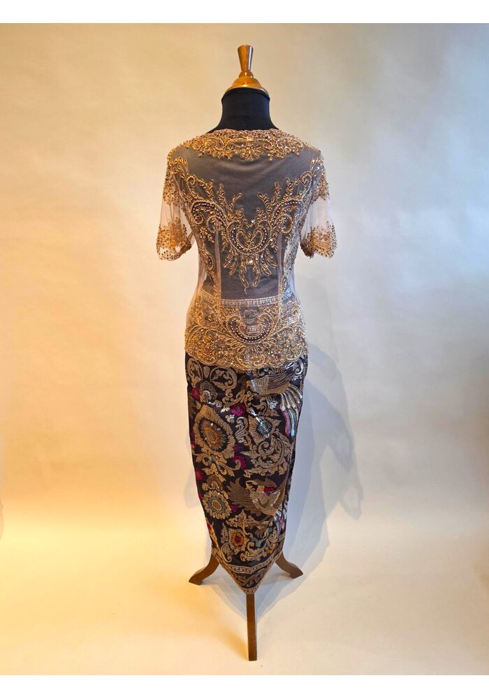 Kebaya glamour goud kortemouw met bijpassende sarong songket