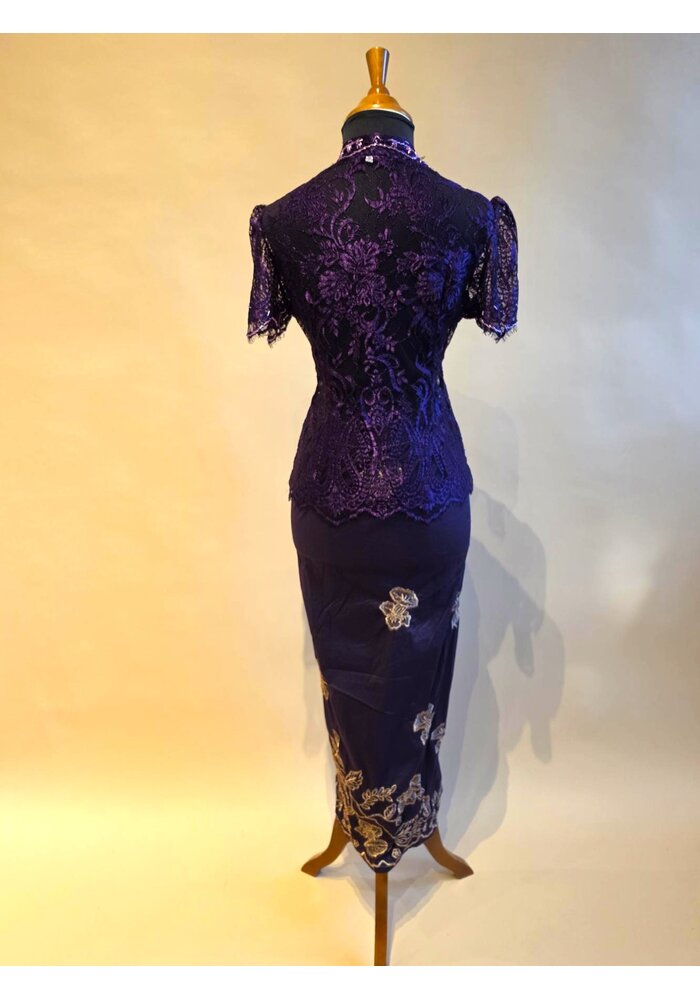 Kebaya glamour paars kortemouw met bijpassende sarong