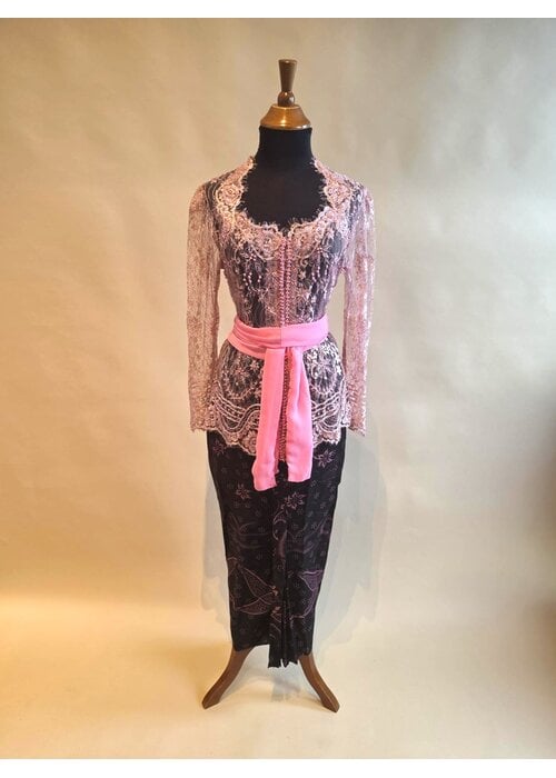 Kebaya glamour roze met bijpassende sarong & selendang