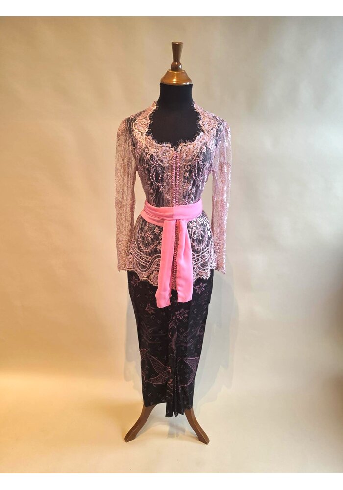 Kebaya glamour roze met bijpassende sarong & selendang