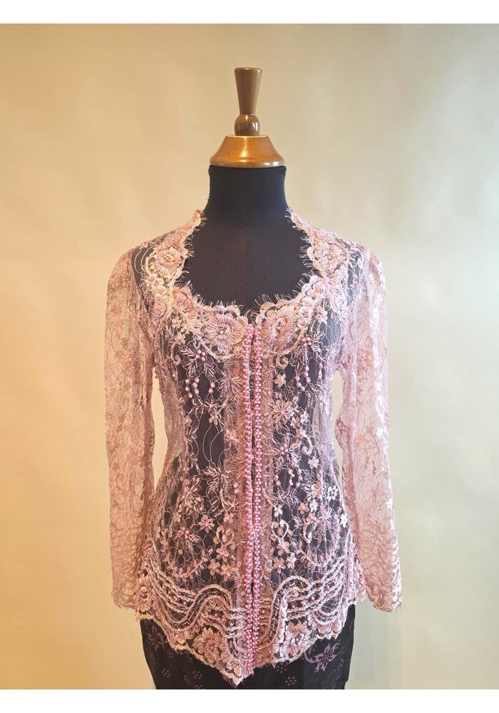 Kebaya glamour roze met bijpassende sarong & selendang