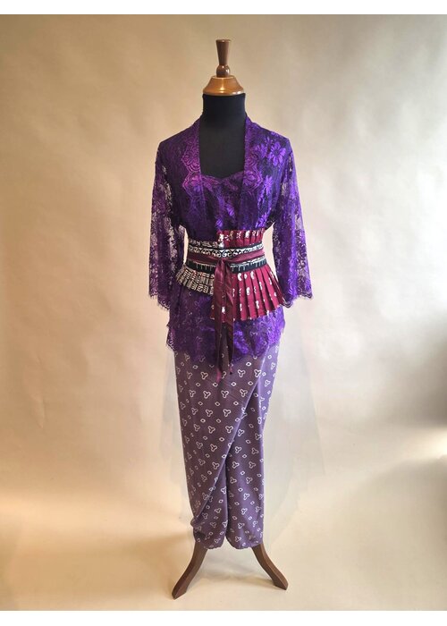 Kebaya paars met bijpassende wikkel rok en batik riem