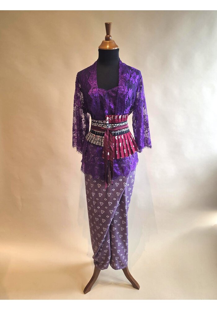 Kebaya paars met bijpassende wikkel rok en batik riem