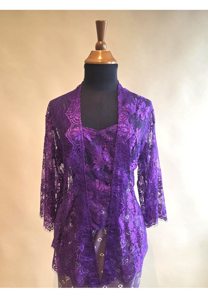 Kebaya paars met bijpassende wikkel rok en batik riem