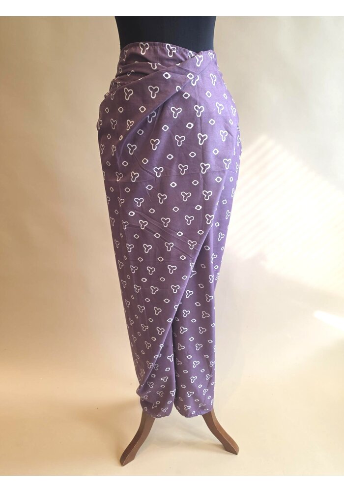 Kebaya paars met bijpassende wikkel rok en batik riem