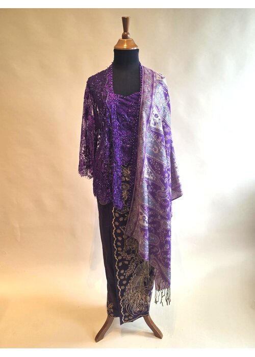 Kebaya glamour paars met bijpassende sarong & selendang