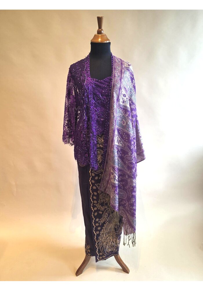 Kebaya glamour paars met bijpassende sarong & selendang