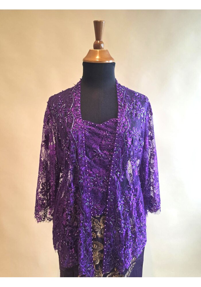 Kebaya glamour paars met bijpassende sarong & selendang