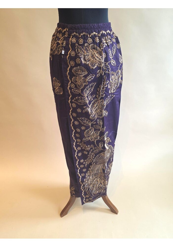 Kebaya glamour paars met bijpassende sarong & selendang