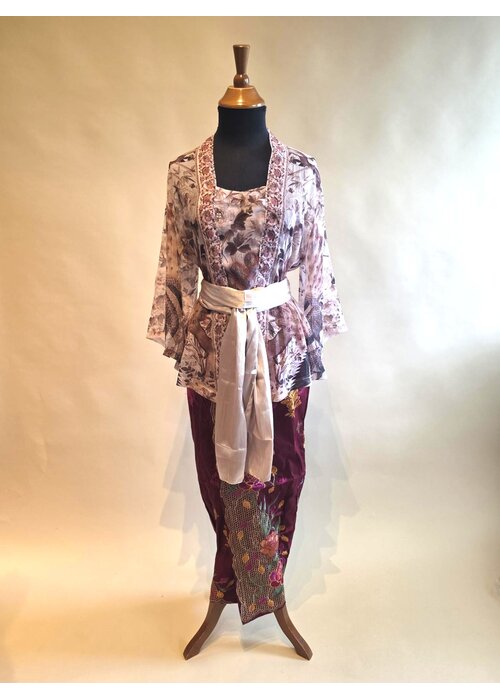 Kebaya kutubaru 3/4 mouw met bijpassende geborduurd sarong & selendang