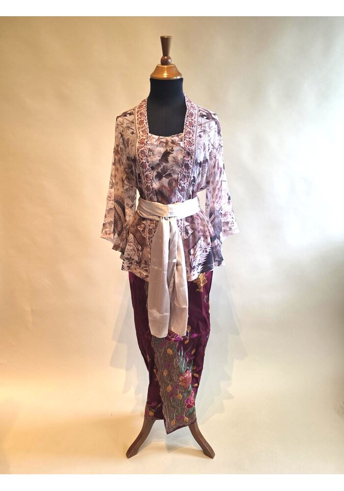 Kebaya kutubaru 3/4 mouw met bijpassende geborduurd sarong & selendang