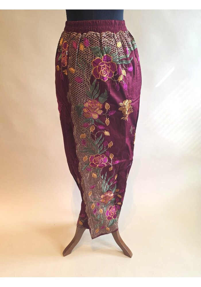 Kebaya kutubaru 3/4 mouw met bijpassende geborduurd sarong & selendang