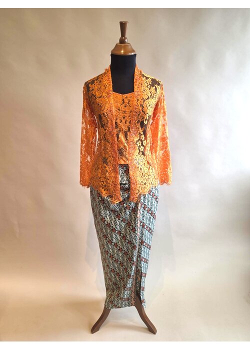 Kebaya glamour oranje met bijpassende sarong batik
