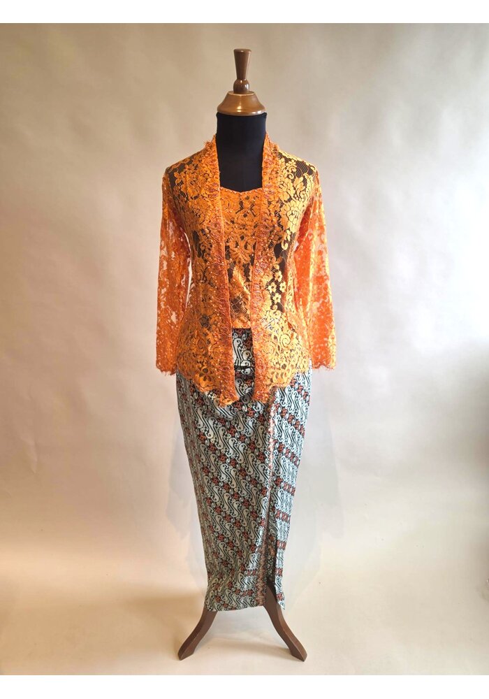 Kebaya glamour oranje met bijpassende sarong batik