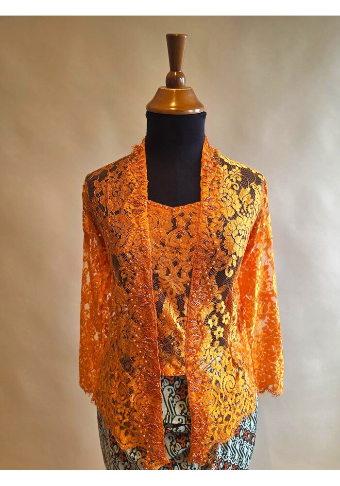 Kebaya glamour oranje met bijpassende sarong batik