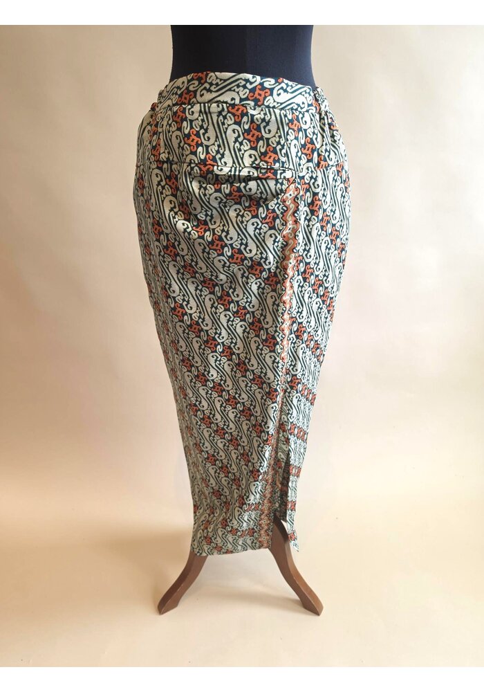 Kebaya glamour oranje met bijpassende sarong batik