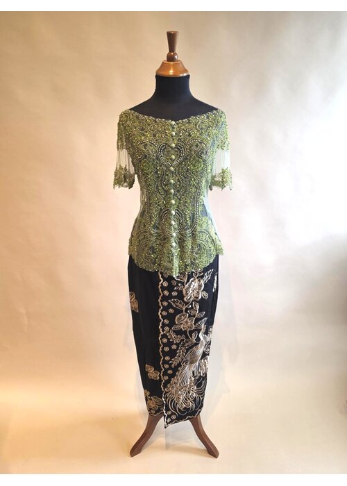 Kebaya glamour salie groen kortemouw met geborduurde rok