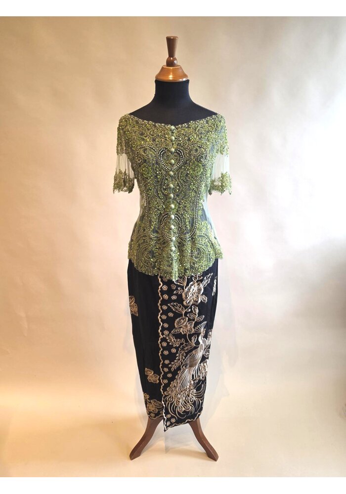 Kebaya glamour salie groen kortemouw met geborduurde rok