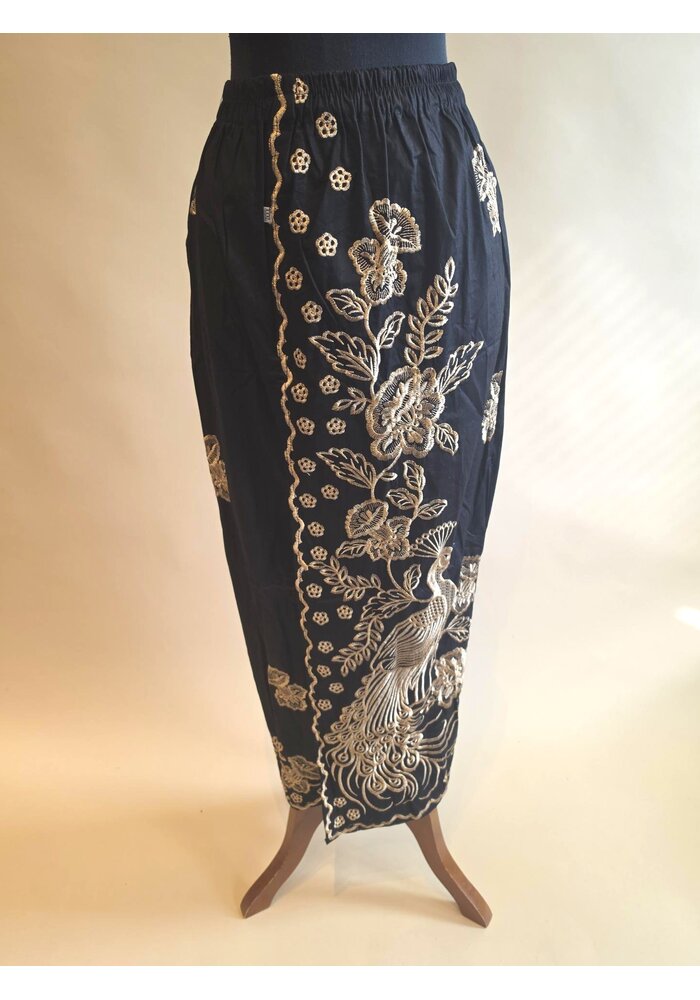 Kebaya glamour salie groen kortemouw met geborduurde rok