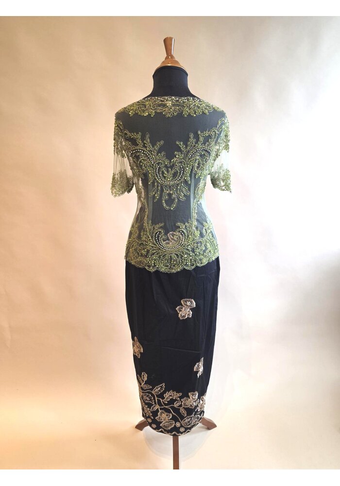 Kebaya glamour salie groen kortemouw met geborduurde rok
