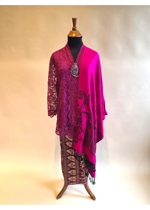 Kebaya magenta met bijpassende sarong & selendang