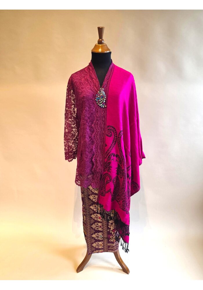 Kebaya magenta met bijpassende sarong & selendang