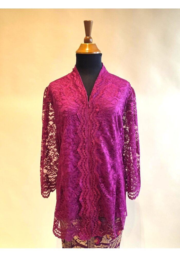 Kebaya magenta met bijpassende sarong & selendang