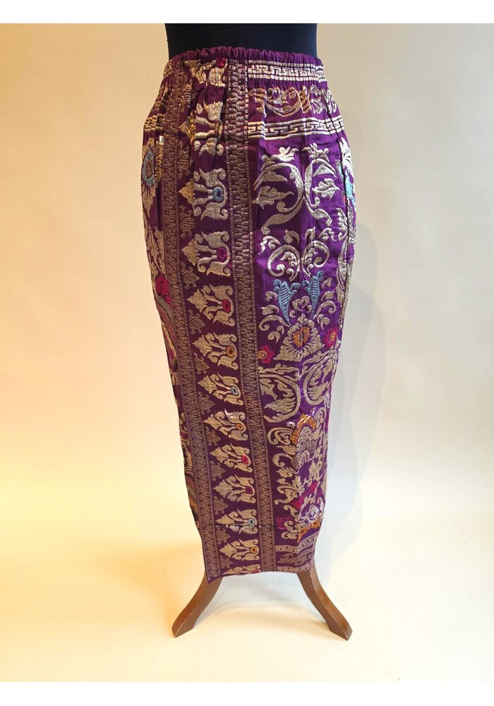 Kebaya magenta met bijpassende sarong & selendang