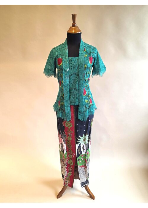 Kebaya groen kortemouw met bijpassende saorng