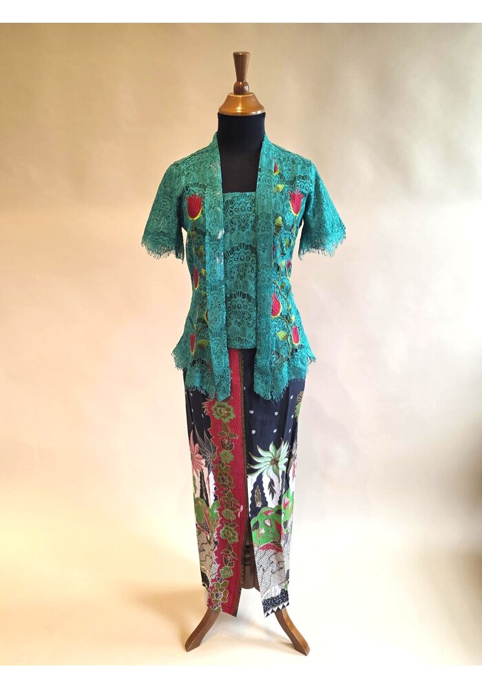 Kebaya groen kortemouw met bijpassende saorng