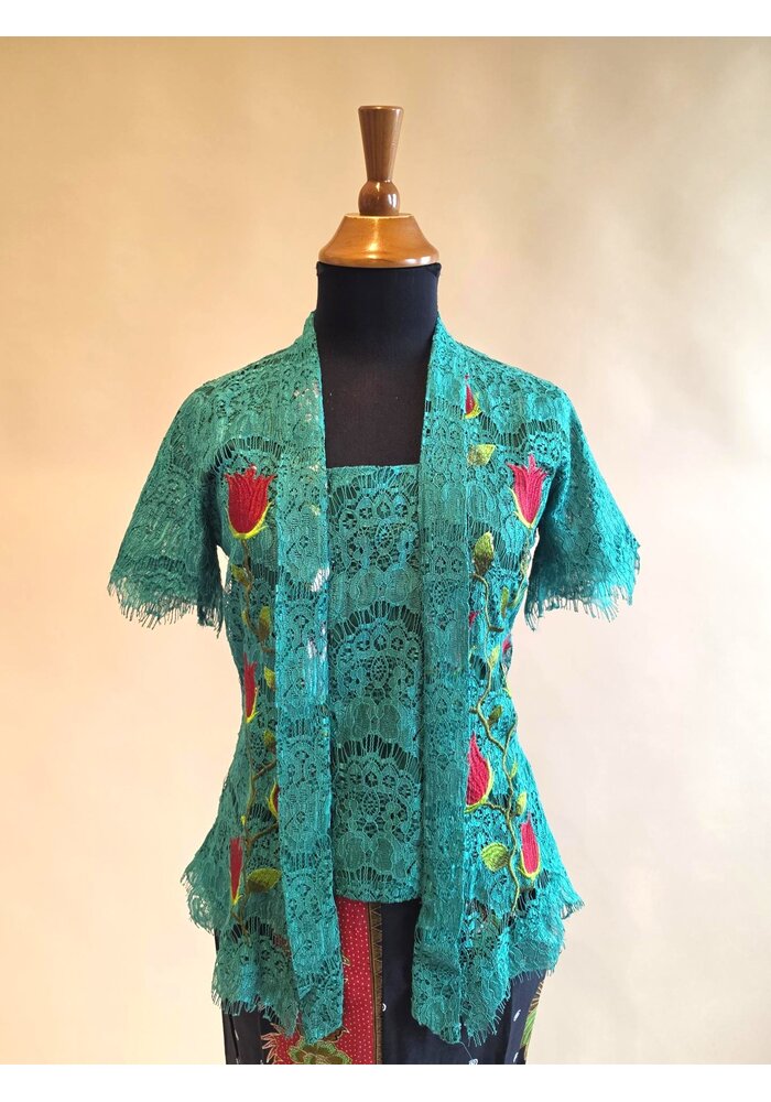 Kebaya groen kortemouw met bijpassende saorng