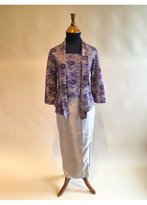 Kebaya kutubaru cyclaam met bijpassende sarong