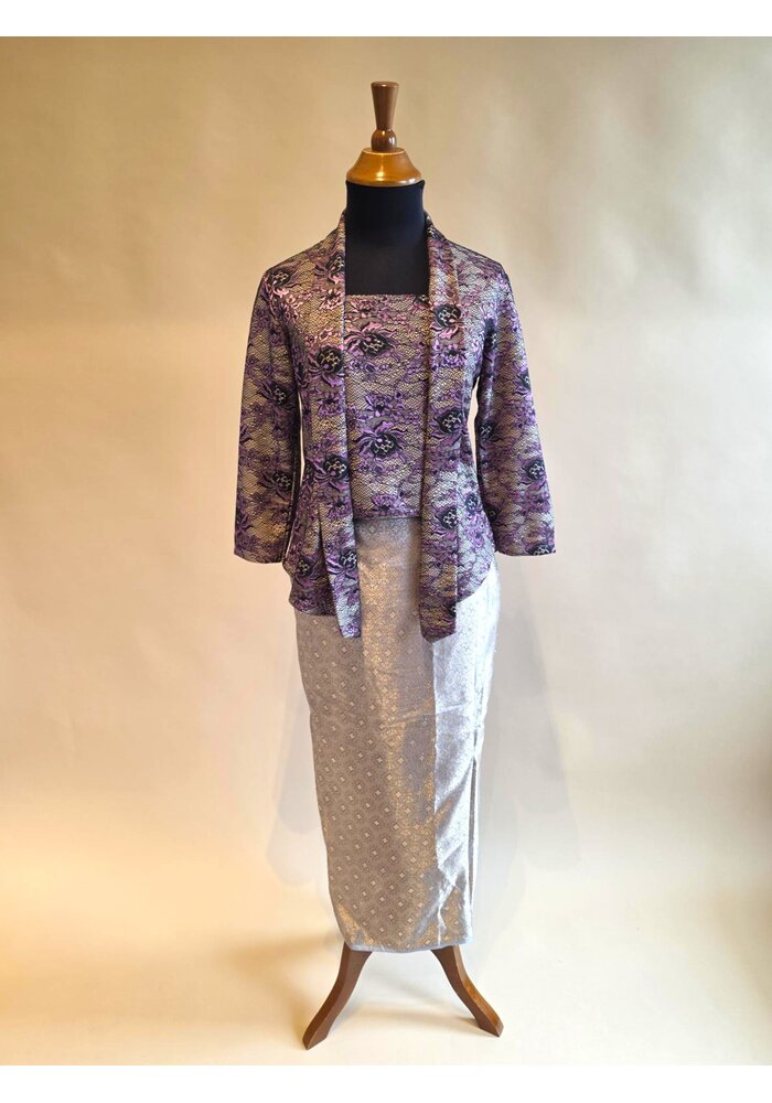 Kebaya kutubaru cyclaam met bijpassende sarong