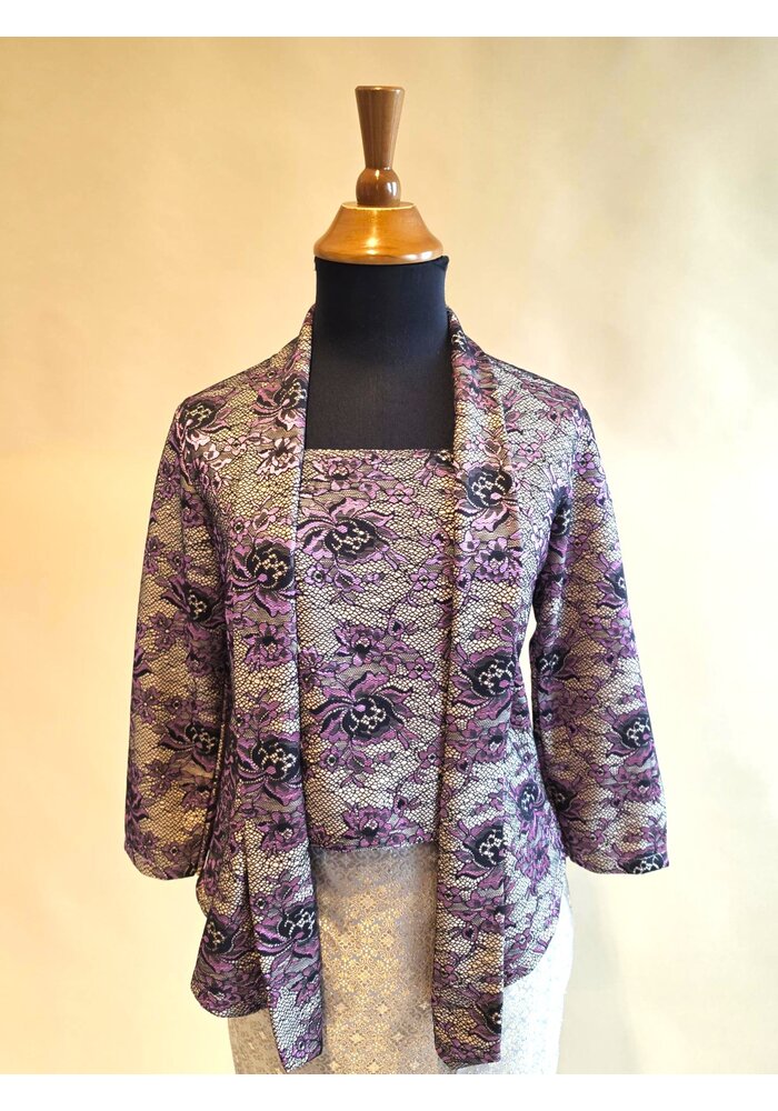 Kebaya kutubaru cyclaam met bijpassende sarong