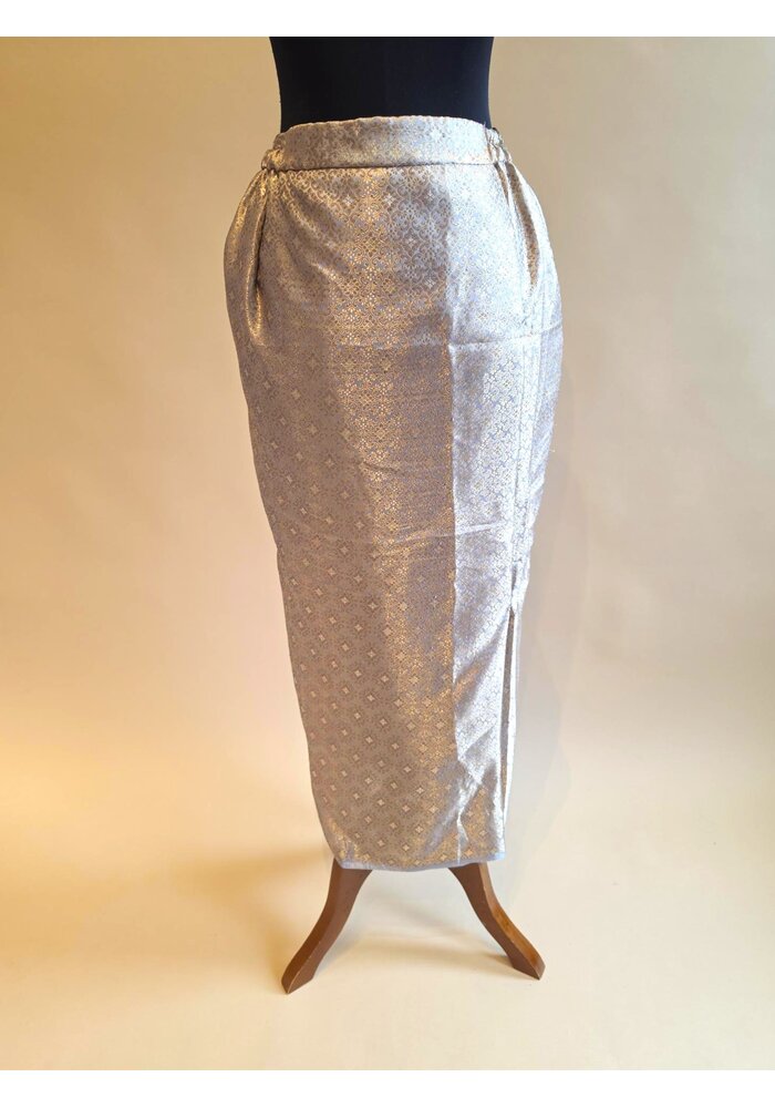 Kebaya kutubaru cyclaam met bijpassende sarong