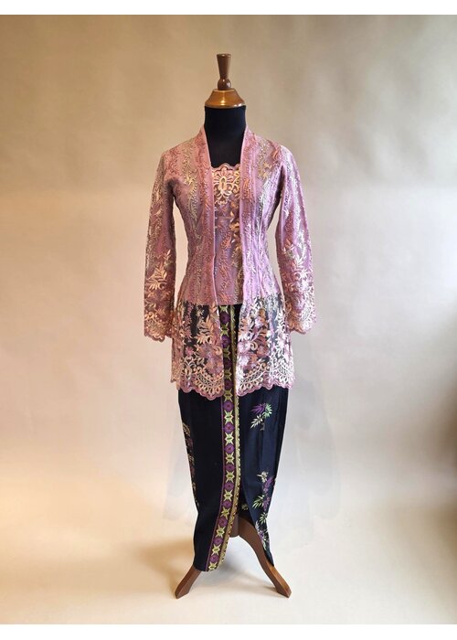 Kebaya kutubaru oudroze met bijpassende sarong