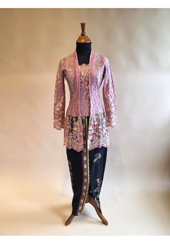 Kebaya kutubaru oudroze met bijpassende sarong