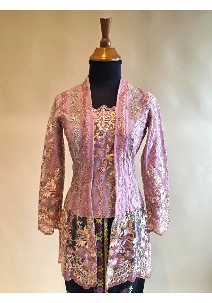 Kebaya kutubaru oudroze met bijpassende sarong